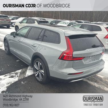 2025 Volvo V60 Cross Country Plus, B5 AWD Gas (mild hybrid)