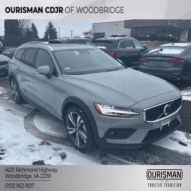 2025 Volvo V60 Cross Country Plus, B5 AWD Gas (mild hybrid)