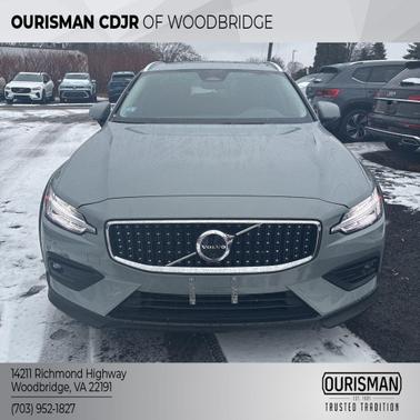 2025 Volvo V60 Cross Country Plus, B5 AWD Gas (mild hybrid)