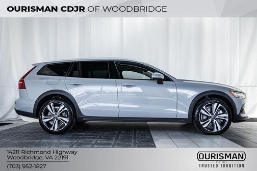 2025 Volvo V60 Cross Country Plus, B5 AWD Gas (mild hybrid)