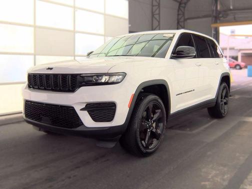Bright White Clearcoat 2023 Jeep Grand Cherokee Altitude