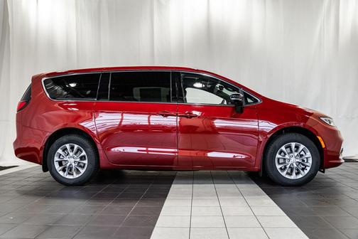 Red Hot Pearlcoat 2026 Chrysler Pacifica Limited