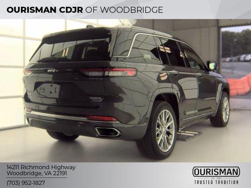 Diamond Black Crystal Pearlcoat 2023 Jeep Grand Cherokee L Laredo
