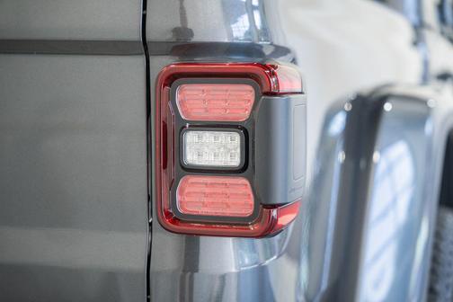 Granite Crystal Metallic Clearcoat 2027 Jeep Gladiator Mojave