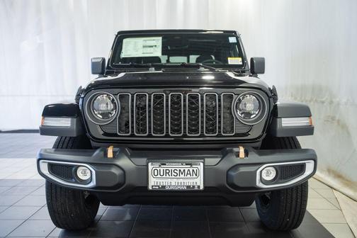 Black Clearcoat 2026 Jeep Gladiator 85th Anniversary Edition