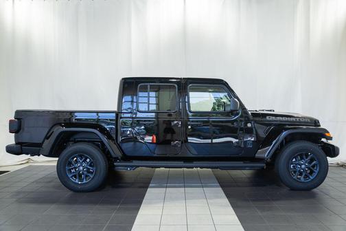 Black Clearcoat 2026 Jeep Gladiator 85th Anniversary Edition