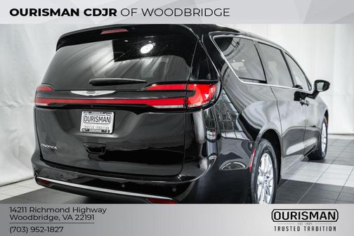 Diamond Black Crystal Pearlcoat 2025 Chrysler Pacifica L