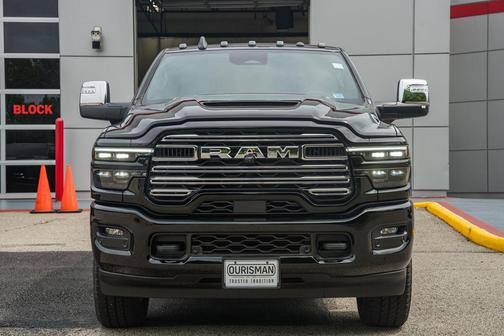 Diamond Black Crystal Pearlcoat 2026 RAM 2500 Laramie Crew Cab 4x4 6'4' Box