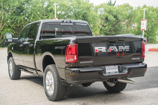 Diamond Black Crystal Pearlcoat 2026 RAM 2500 Laramie Crew Cab 4x4 6'4' Box