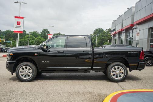 Diamond Black Crystal Pearlcoat 2026 RAM 2500 Laramie Crew Cab 4x4 6'4' Box