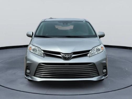 Silver Sky Metallic 2018 Toyota Sienna XLE