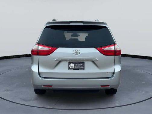 Silver Sky Metallic 2018 Toyota Sienna XLE