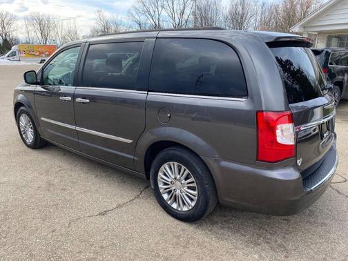 2016 Chrysler Town & Country Touring-L