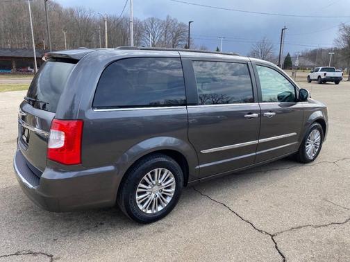 2016 Chrysler Town & Country Touring-L