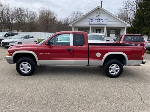 Red 1997 Dodge Dakota Club Cab 4WD