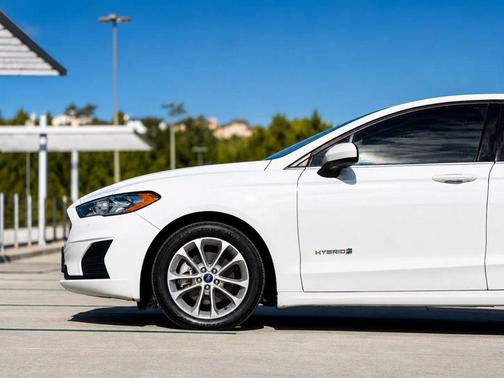 White 2018 Ford Fusion Hybrid SE