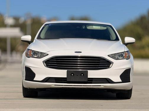White 2018 Ford Fusion Hybrid SE