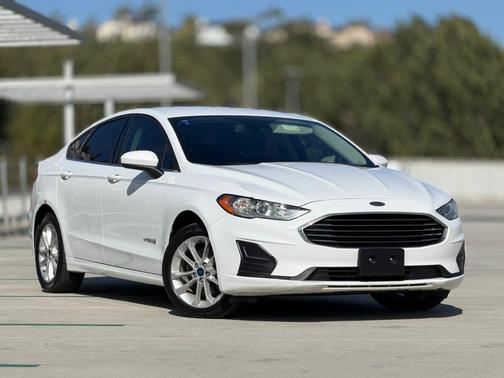 White 2018 Ford Fusion Hybrid SE