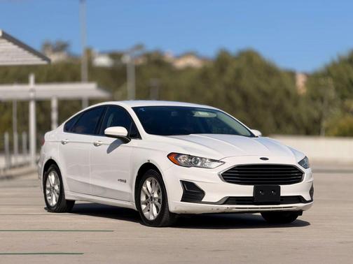 White 2018 Ford Fusion Hybrid SE