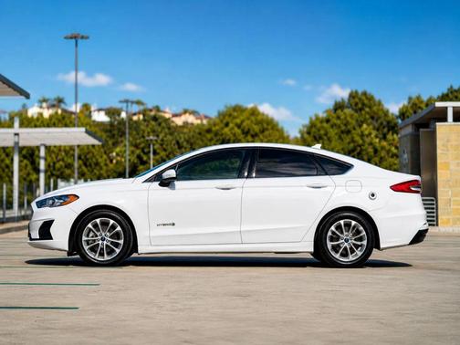 White 2018 Ford Fusion Hybrid SE