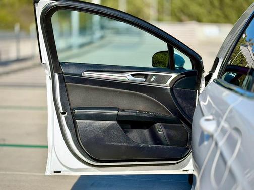White 2019 Ford Fusion Hybrid SE