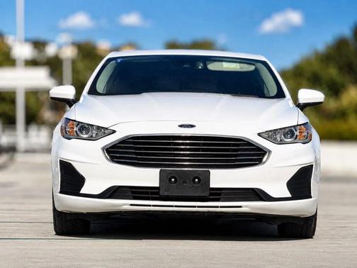 White 2019 Ford Fusion Hybrid SE