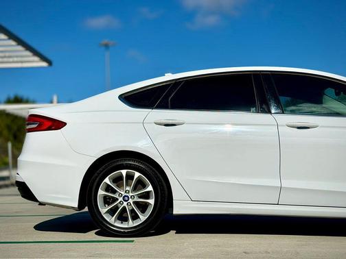 White 2019 Ford Fusion Hybrid SE