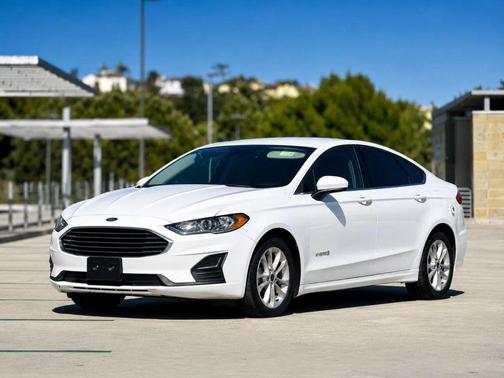 White 2019 Ford Fusion Hybrid SE