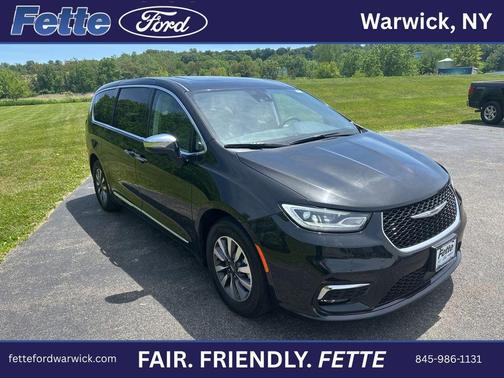 Brilliant Black Crystal Pearlcoat 2023 Chrysler Pacifica Hybrid Limited