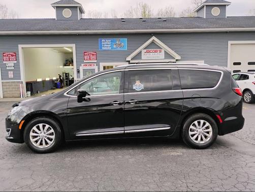 Brilliant Black Crystal Pearlcoat 2018 Chrysler Pacifica Touring-L Plus