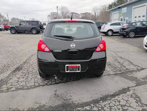 2011 Nissan Versa 1.8 S