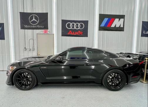 2016 Ford Shelby GT350R Base