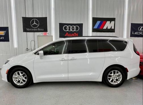 Bright White Clearcoat 2022 Chrysler Pacifica Touring L