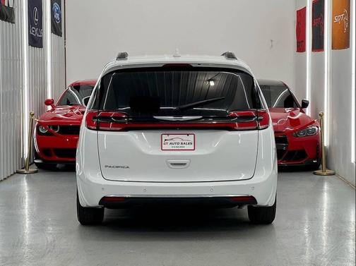 Bright White Clearcoat 2022 Chrysler Pacifica Touring L