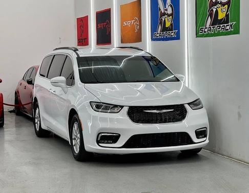 Bright White Clearcoat 2022 Chrysler Pacifica Touring L