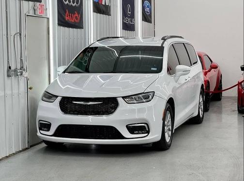 Bright White Clearcoat 2022 Chrysler Pacifica Touring L