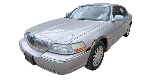 Silver 2003 Lincoln Town Car Signature
