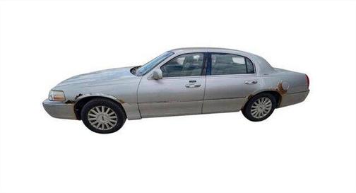 Silver 2003 Lincoln Town Car Signature