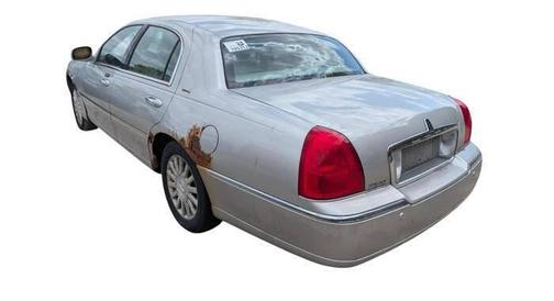 Silver 2003 Lincoln Town Car Signature