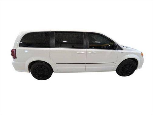 White 2016 Dodge Grand Caravan AVP/SE