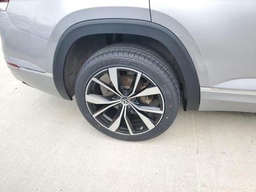 Silver Bird Metallic 2024 Volkswagen Atlas 2.0T SEL Premium R-Line