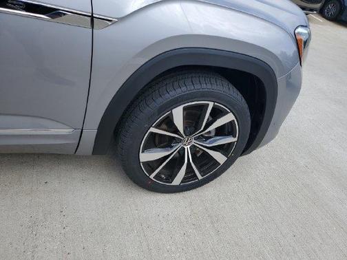 Silver Bird Metallic 2024 Volkswagen Atlas 2.0T SEL Premium R-Line