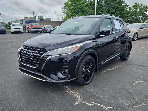 Super Black 2024 Nissan Kicks SR