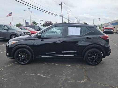 Super Black 2024 Nissan Kicks SR