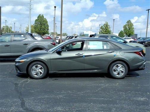 2025 Hyundai ELANTRA SE