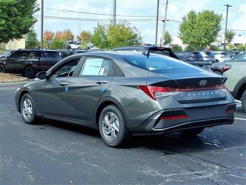 2025 Hyundai ELANTRA SE