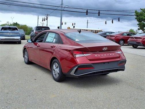 2025 Hyundai ELANTRA SE