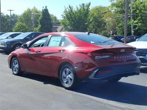 2025 Hyundai ELANTRA SE