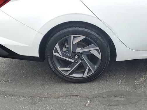 White 2024 Hyundai ELANTRA SEL