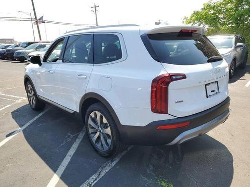Glacial White Pearl 2022 Kia Telluride S